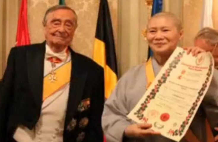 金扣孺尊證達上人榮獲西班牙人道大十字勳章