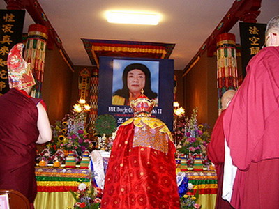 恭迎《多杰羌佛第三世》宝书大法会 芳香甘露凌空降下观众称奇