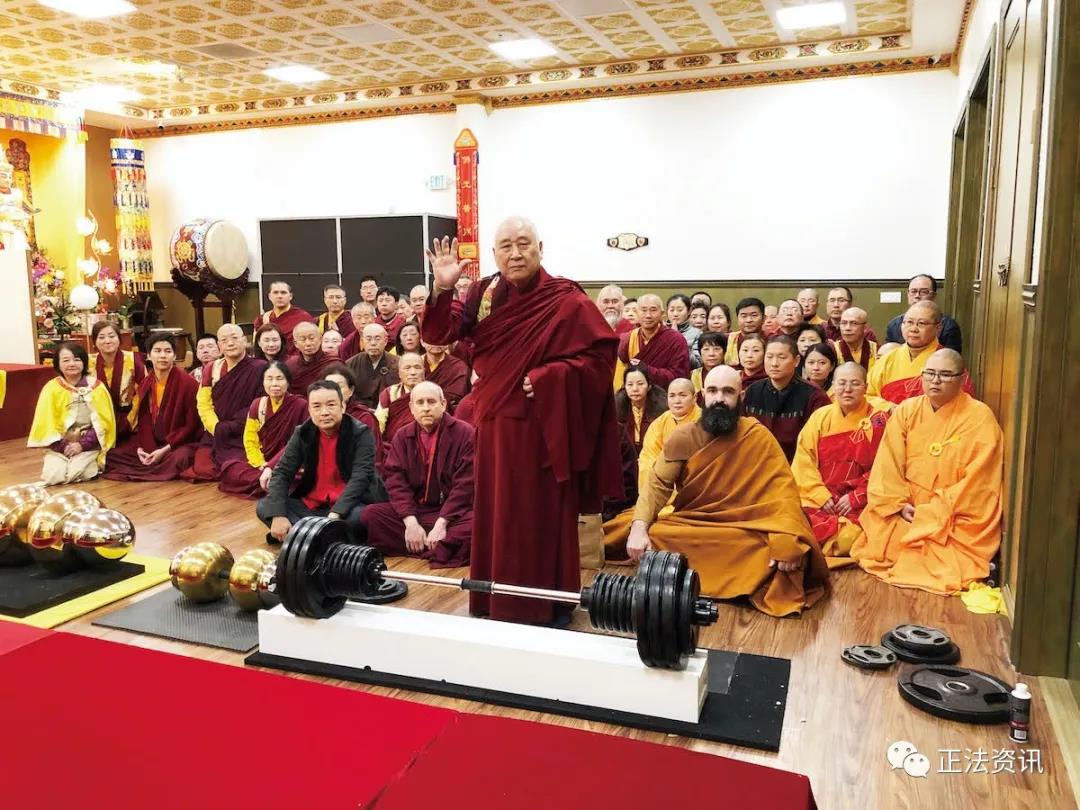 拿杵上座法会 高僧们出难题 羌佛解难单手提悬420磅金刚杵