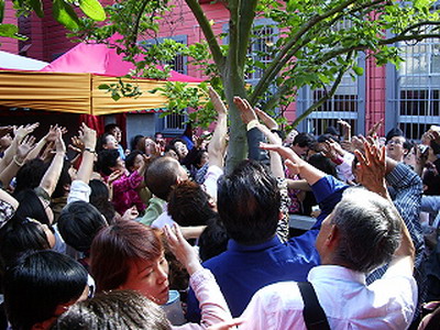 恭迎《多杰羌佛第三世》宝书大法会 芳香甘露凌空降下观众称奇-图片2