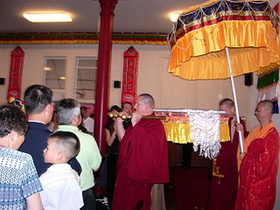 恭迎《多杰羌佛第三世》宝书大法会 芳香甘露凌空降下观众称奇-图片3