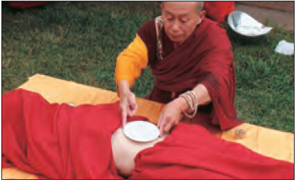 莫知仁波且修摊尸拙火定制炼“喀卓安得丸”