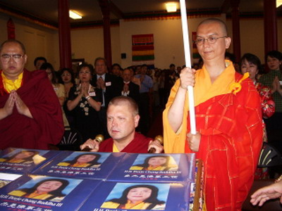 恭迎《多杰羌佛第三世》宝书大法会 芳香甘露凌空降下观众称奇-图片4