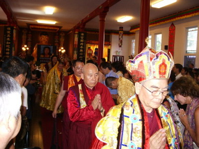 恭迎《多杰羌佛第三世》宝书大法会 芳香甘露凌空降下观众称奇-图片5