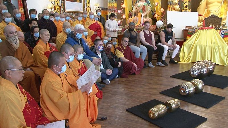 世界佛教教皇南无第三世多杰羌佛单手勾提437.2磅金刚杵